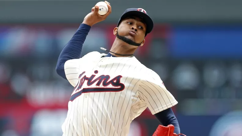 Derecho dominicano Ervin Santana impresiona con inicio