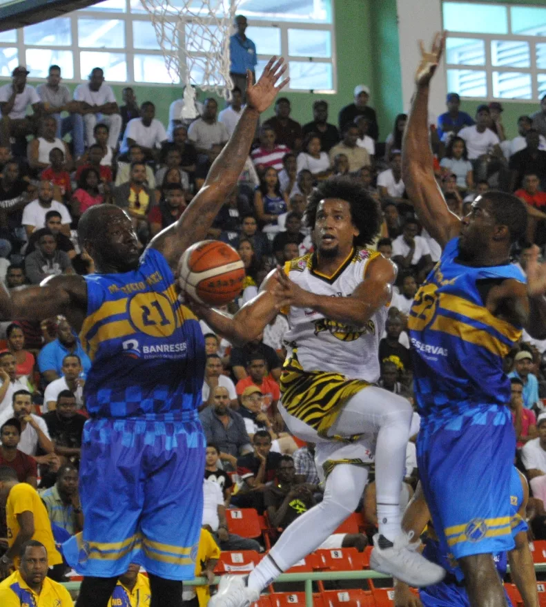 El torneo de baloncesto del Distrito Nacional inicia semifinales