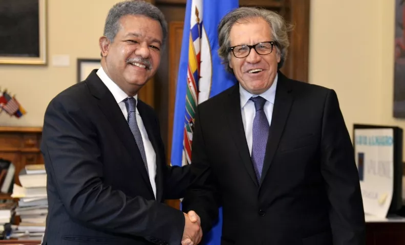 Almagro y Fernández tratan la crisis de Venezuela en el país