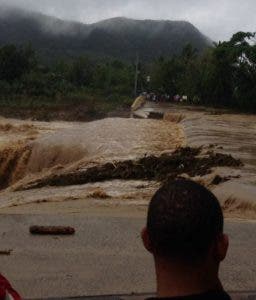 Desbordamiento del río Nigua provoca colapso de puente y deja varias comunidades incomunicadas