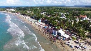 Bañistas abarrotan playas y balnearios de Puerto Plata este domingo