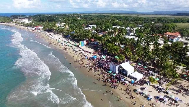 Bañistas abarrotan playas y balnearios de Puerto Plata este domingo