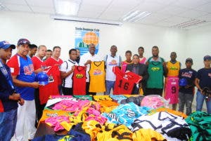 Donan utensilios y uniformes a clubes deportivos en SDE