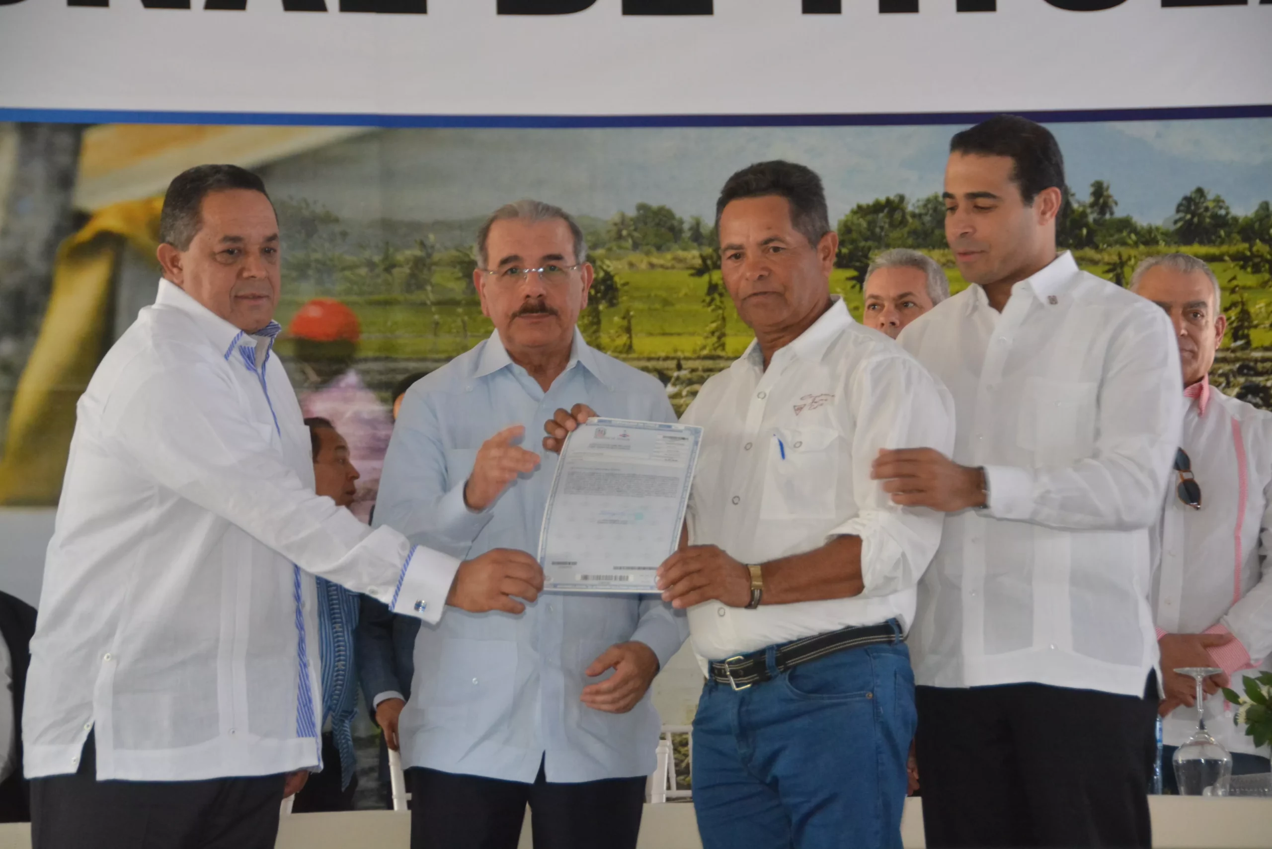 Presidente Medina entrega 302 títulos definitivos a familias de San José de Ocoa