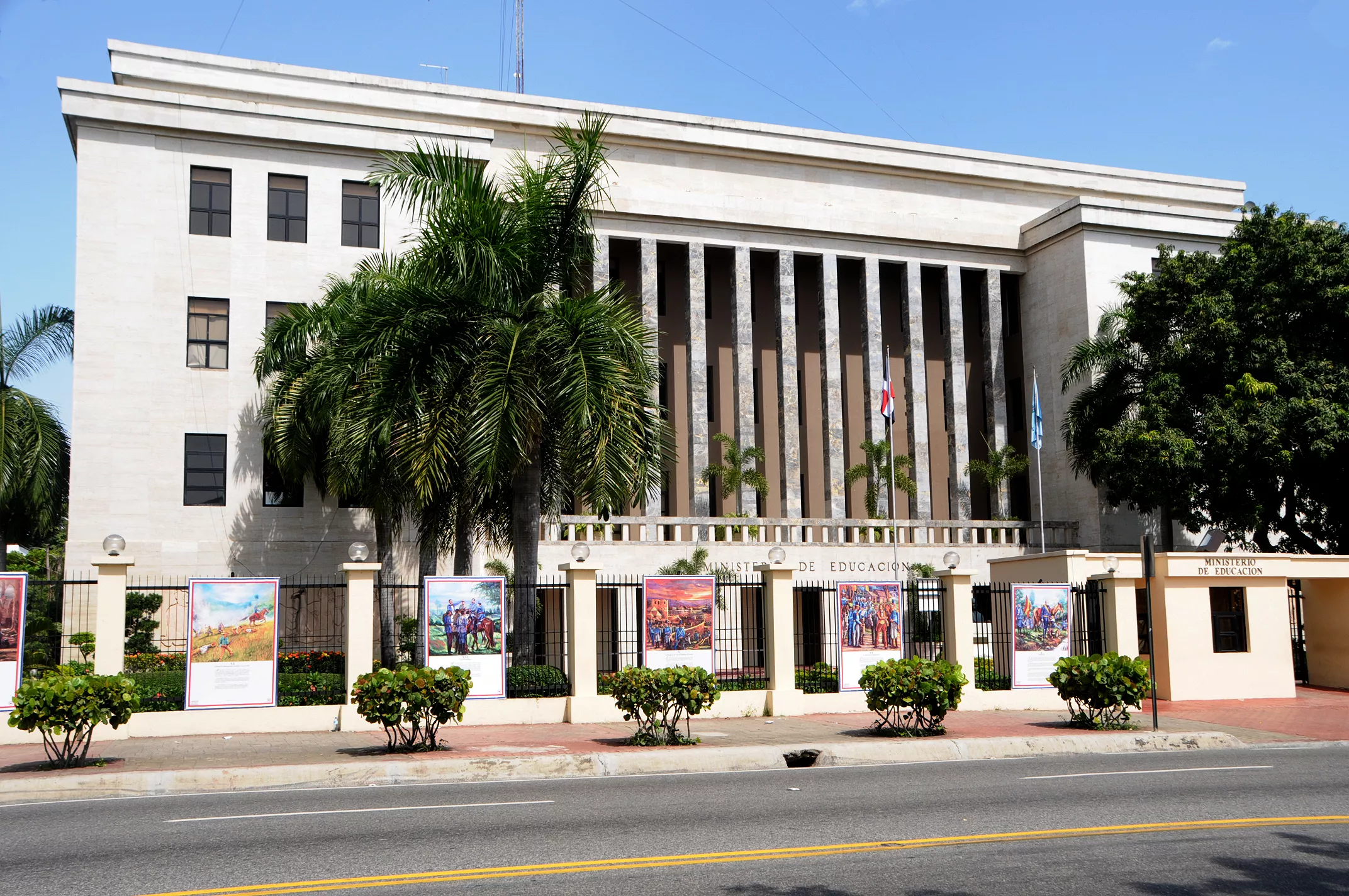 Ministerio de Educación suspende parcialmente la docencia en 3 provincias por lluvias