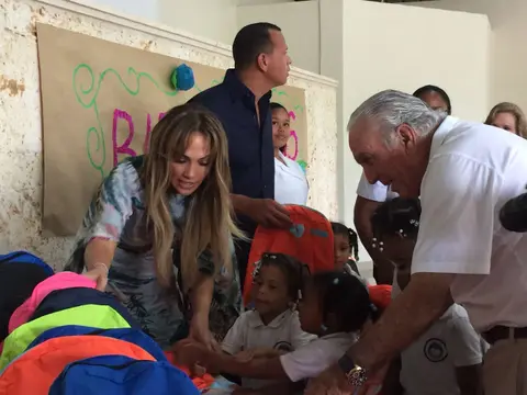 Jennifer López y Alex Rodríguez visitan fundación en La Romana y entregan útiles escolares