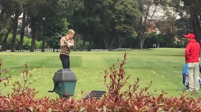 Justin Bieber juega golf en Bogotá antes de su concierto del 12 de abril