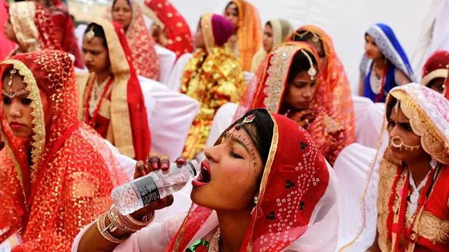 Miles de parejas se casan en India en el mejor día para hacerlo según los astros