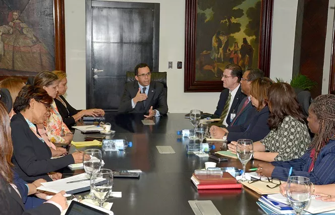 navarro-designa-comision-abusos-sexuales