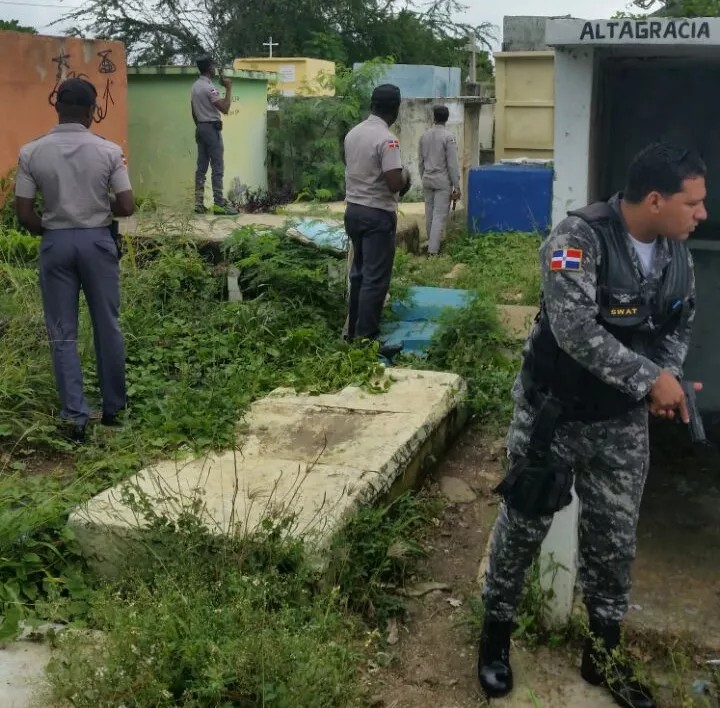 Policía interviene cementerio en Los Mina