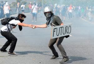 Cerca de 100 policías han sido heridos durante las protestas en Venezuela