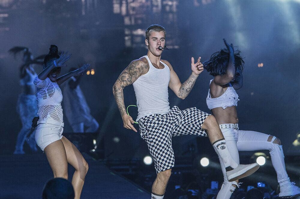 Justin Bieber llena de emoción a su fanáticas en concierto