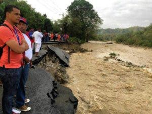 En Cambita, San Cristóbal, hay varias comunidades incomunicadas por crecida de ríos y cañadas