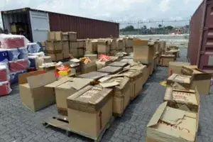 Aduanas incauta contrabando de whisky y cigarrillos valorado en RD$50 millones