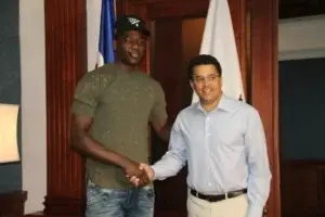 Alcalde David Collado recibe prospecto de la NBA, Ángel Luis Delgado