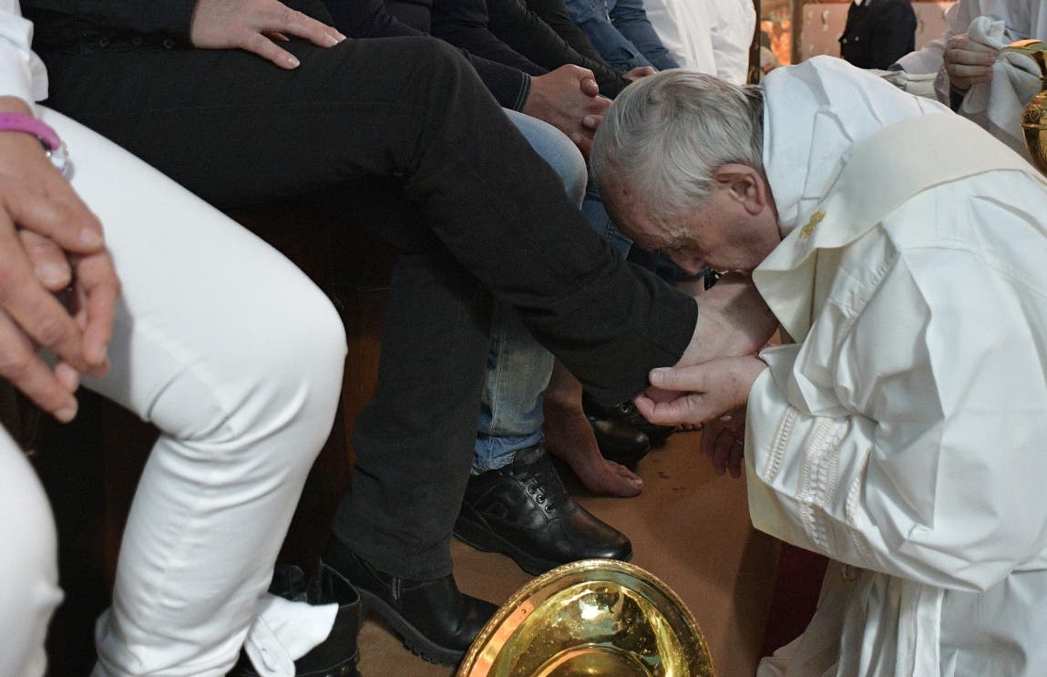 El papa lavó los pies a 12 presos y les animó a ayudarse los unos a los otros