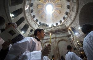 Los cristianos celebran la Pascua en el Santo Sepulcro