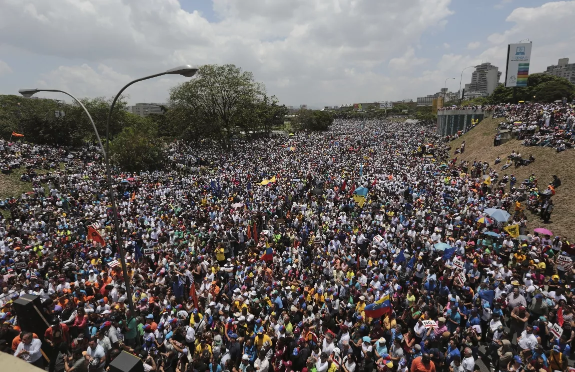 Venezolanos protestan contra el Supremo en ocho ciudades, según oposición