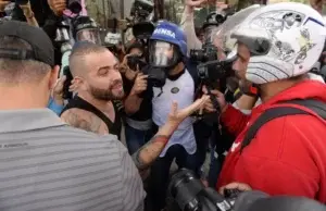 Cantante Nacho, afectado por gases  lacrimógenos en protesta opositora Venezuela