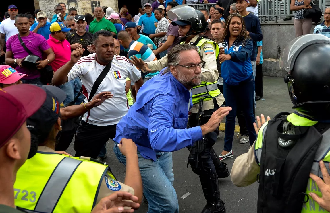 Al menos tres muertos por protestas opositoras que continuarán en Venezuela