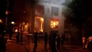 Manifestantes incendiaron Congreso de Paraguay tras avance de polémico proyecto para reelección presidencial