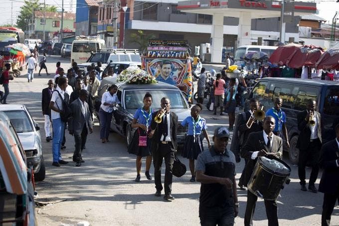 Haitianos se endeudan de por vida para pagar entierros