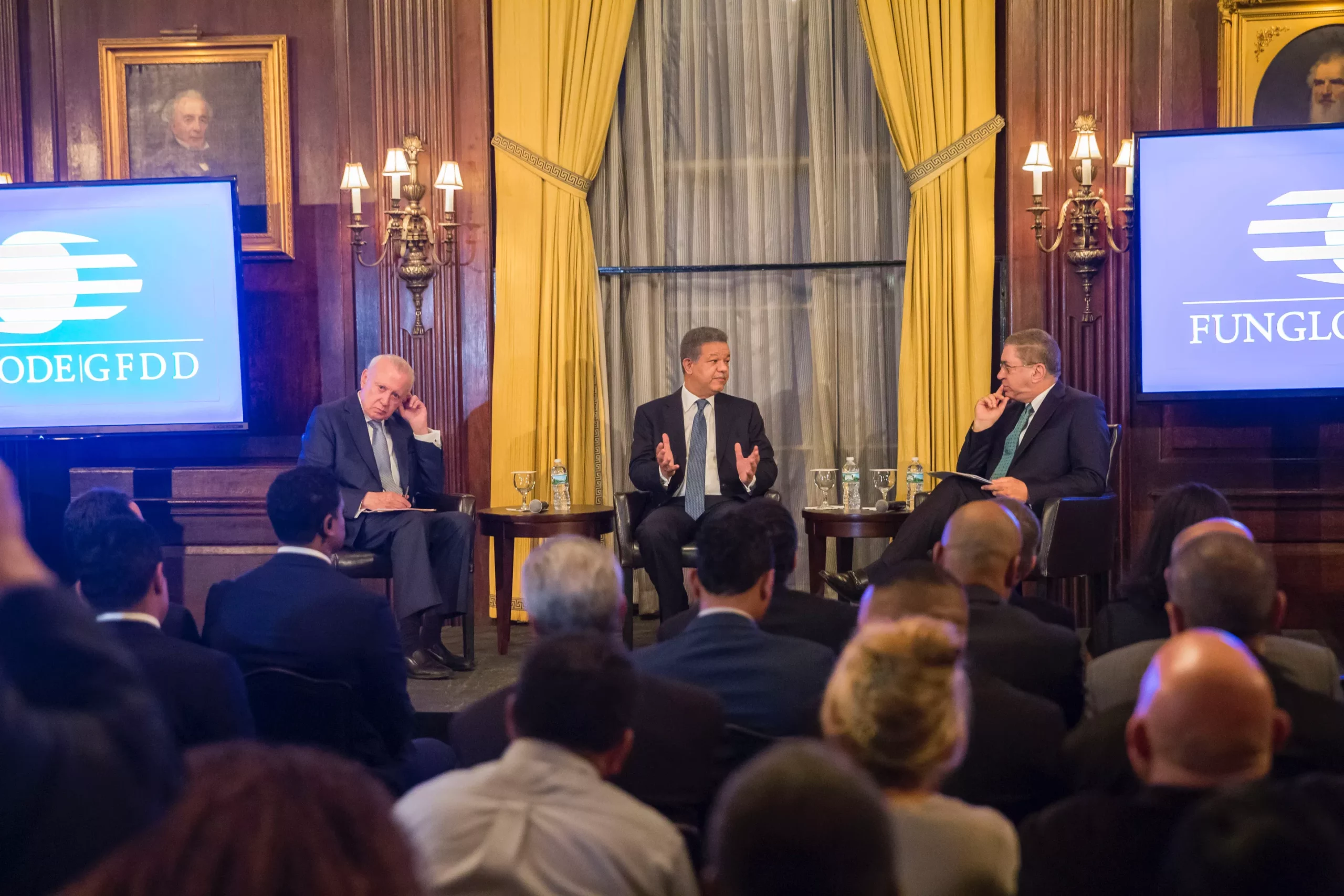 Leonel Fernández pone a circular libro de sus discursos en Nueva York