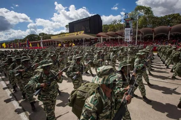 Militares venezolanos marchan en Caracas y realizan un llamado a la paz