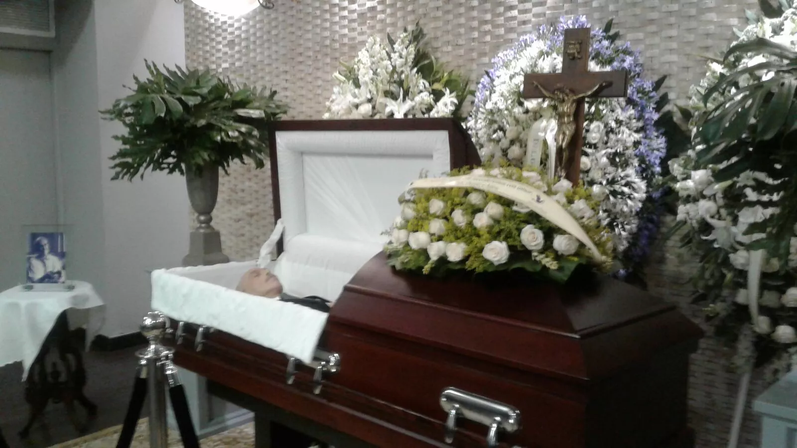 Restos de Rafael Molina Morillo son velados en la Funeraria Blandino