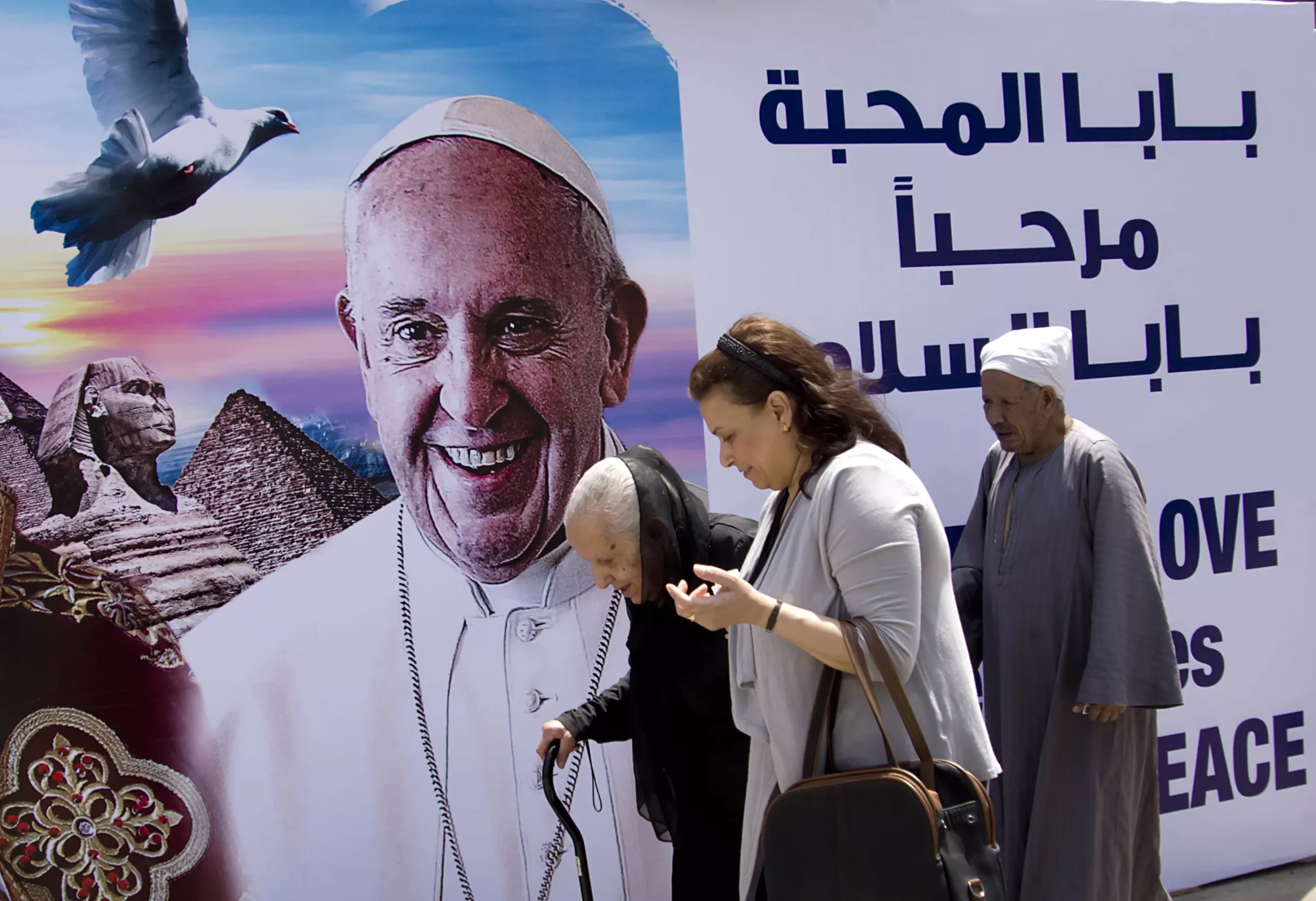 El papa llega a Egipto para defender la reconciliación entre religiones