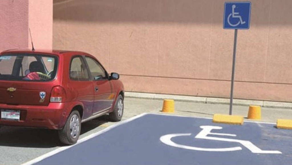 Aprueban ley que multa a quienes ocupen estacionamientos para discapacitados