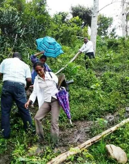 Maestros de Altamira tienen que atravesar montes para llegar a escuela tras el río destruir puente colgante