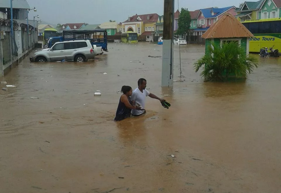 Se inunda el Malecón de Samaná; varios negocios y viviendas están anegados