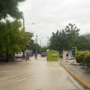 Danilo Medina instruye suspender docencia en zonas afectadas por lluvias