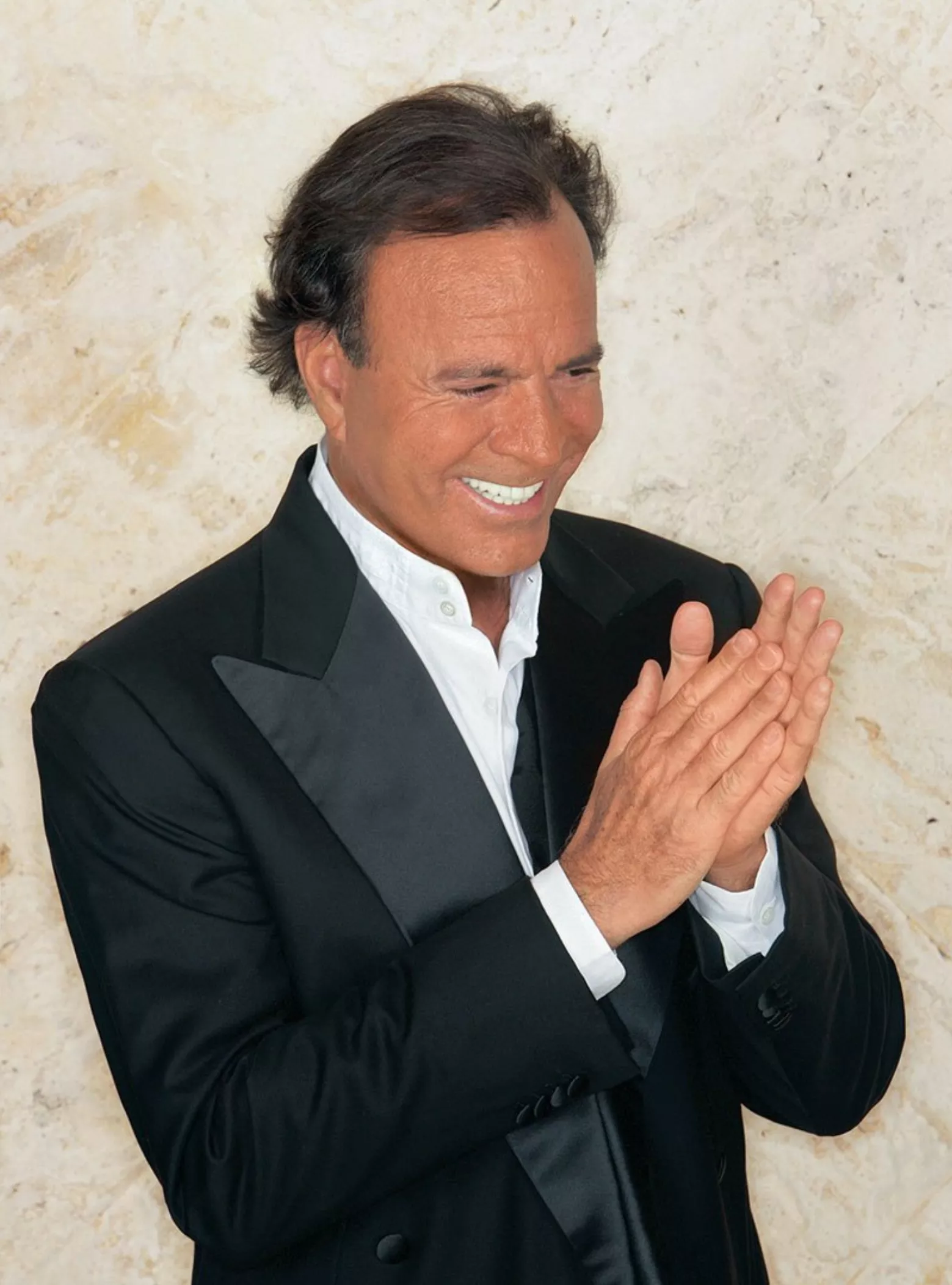 Julio Iglesias lanza su disco de dúos