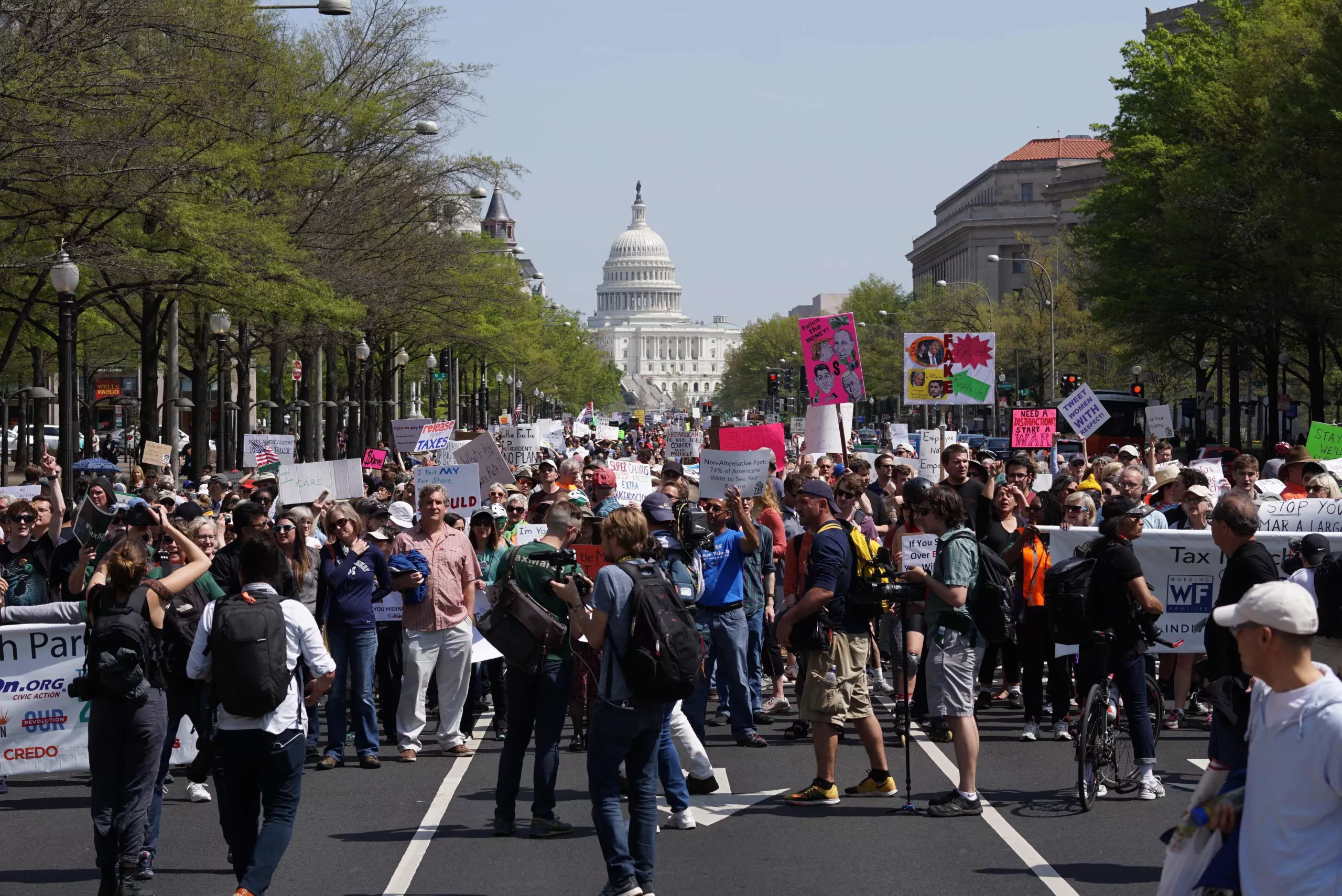 Manifestantes exigen que Donald Trump revele sus impuestos