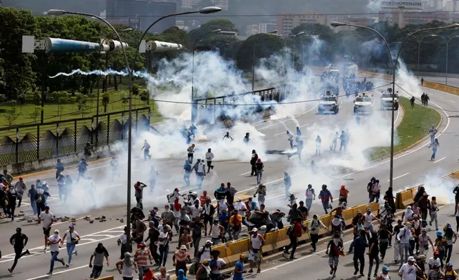 Veinte muertos dejan tres semanas de espiral de violencia en Venezuela