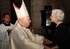 Monseñor Camilo  al dar el  pésame a Francia Espaillat de Molina.