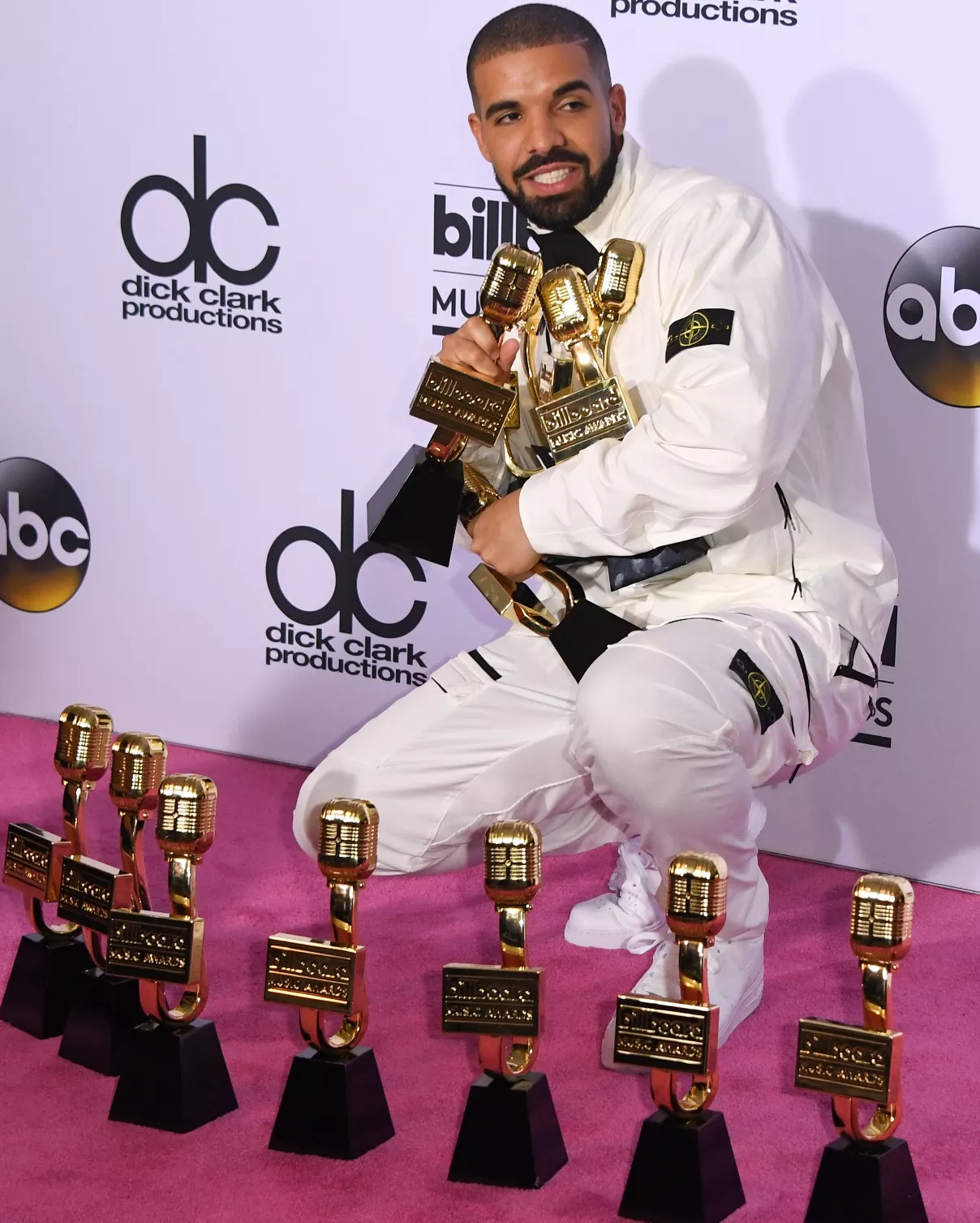 Rapero Drake impone récords en los Billboard Music Awards 2017