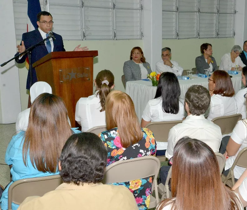 Navarro pondera rol de  colegios