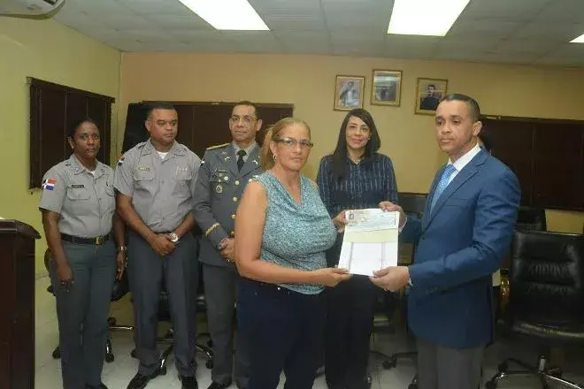 Policía entrega cheques por un monto de 52 millones de pesos a pensionados del 2015-2016