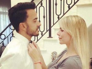 Luis Fonsi comparte foto con su esposa en las redes sociales