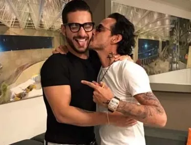 Marc Anthony besa a Maluma