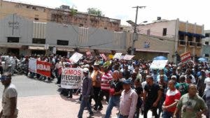 Cientos de trabajadores marchan en reclamo reivindicaciones laborales en el Día del Trabajo