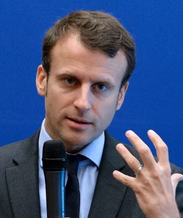 Macron asume presidencia de Francia