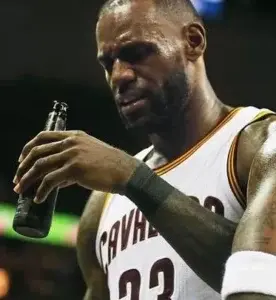 LeBron James en lío por agarrar una botella de cerveza