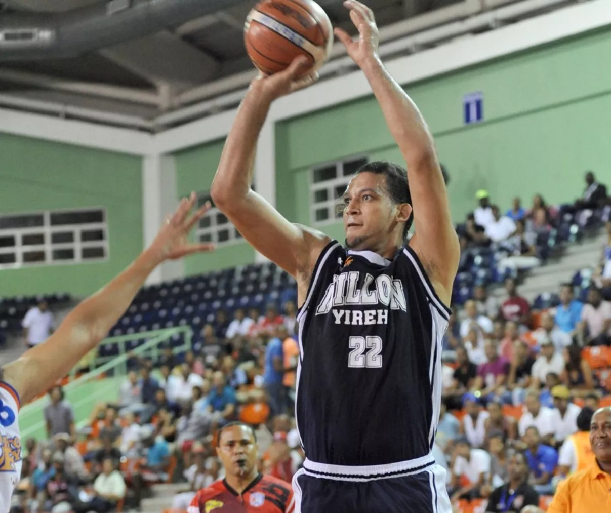 Manuel  Guzmán es el jugador más valioso del Torneo de Baloncesto Superior