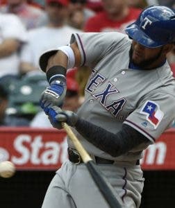 Nomar Mazara conecta un doble y empuja dos carreras