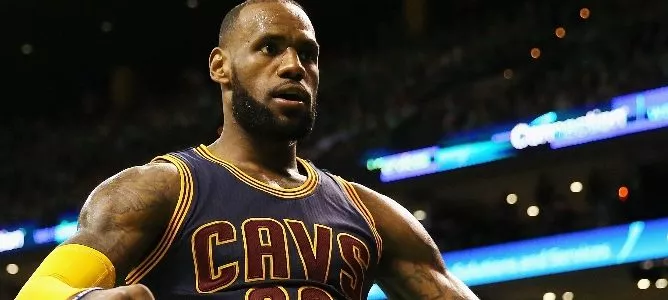 LeBron debe derribar una muralla