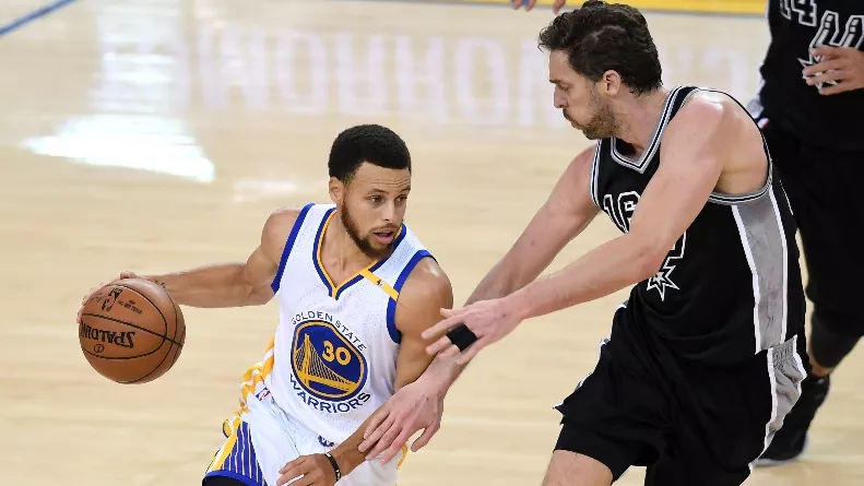 Curry luce ‘bestial’ en la duela